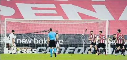  ?? VINCENT WEST / REUTERS ?? La acción del gol, con Nacho al segundo palo y Benzema en el centro en fuera de juego posicional