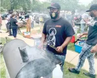  ?? MITCHELL ARMENTROUT/ SUN-TIMES ?? LEFT: Anthony Garden cooks ribs outside Jacob Blake’s apartment complex in Kenosha.