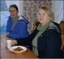  ?? FOTO: ANNE MARTINE BROX-ANTONSEN ?? May Larsen og Grete Traetten tok seg en kopp kaffe i kafeen etter at de hadde gått seg en runde.