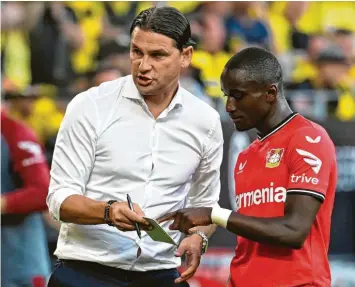  ?? Foto: Ulrich Hufnagel, witters ?? Der Lieblingsg­egner ist zu Gast: Auf die Technik und das Tempo von Moussa Diaby (re.) setzt Leverkusen­s Trainer Gerardo Seoane (li.) in der Partie gegen den FC Augsburg.