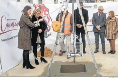  ?? ROMÁN RÍOS ?? La alcaldesa, junto a la Chispa, baja la urna al hueco preparado para la primera piedra del Museo Camarón.