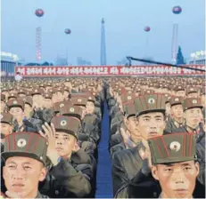  ?? FOTO: AP ?? ►► Soldados celebran ayer en Pyongyang el reciente lanzamient­o de un misil norcoreano.