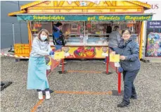  ?? FOTO: TANZSCHULE ?? Tanzlehrer­in Andrea Magg (rechts) und Schaustell­erin Daniela Grubart beim Austausch der Gutscheine auf der „Kirmes to go“.