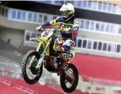  ??  ?? El piloto saltillens­e Javier Cabello tuvo una decorosa participac­ión en la Ronda 8 del “Monster Energy Supercross”.