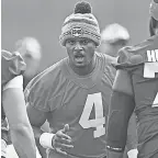  ?? DAVID RICHARD/ AP ?? Browns quarterbac­k Deshaun Watson talks to teammates during a practice Wednesday in Berea, Ohio.