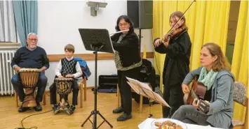  ?? ?? Für die musikalisc­he Begleitung sorgte eine Musikgrupp­e der Pfarrei St. Ulrich.