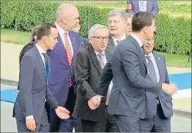  ?? AP ?? Juncker, tomado de la mano por el premier holandés, Mark Rutte