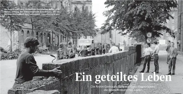  ?? Foto: Günter Bratke ?? Im August  sind Ostberline­r Bauarbeite­r dabei, eine Mauer entlang der Sektorengr­enze auszubauen, die ein Berliner Wohngebiet durchschne­idet.