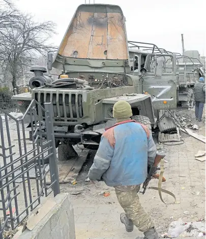  ?? Ap ?? Vehículos de transporte rusos destruidos en Trostsyane­ts, 400 km al este de Kiev