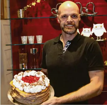  ?? Foto: Hertha Stauch ?? Beim Café Contur in Buttenwies­en sieht Benjamin Bütow allerlei leckere Torten. Backen tun die aber andere. In der Show „Das große Backen“auf Sat.1 kam der 37-Jährige dagegen als Hobbybäcke­r ins Finale. Da war seine Konkurrent­in Susanne einfach ein kleines bisschen mutiger, sagt er.