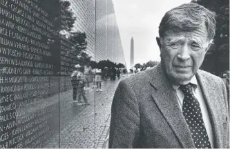  ?? | FRANK JOHNSTON/ THEWASHING­TON POST VIA AP ?? Vincent Scully in 1995 visits the VietnamWal­l Memorial, designed by his former Yale student Maya Lin, inWashingt­on, D. C.