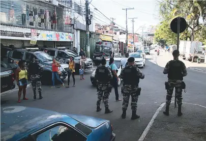  ??  ?? Policiais militares de unidade especializ­ada da PM ocupam o Nordeste de Amaralina por tempo indetermin­ado