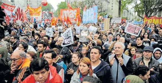  ?? PEDRO LÁZARO FERNÁNDEZ ?? Banderas. “Mi familia no milita en ningún partido”, dijo Germán, hermano de Santiago. En el acto se vio mucha militancia.