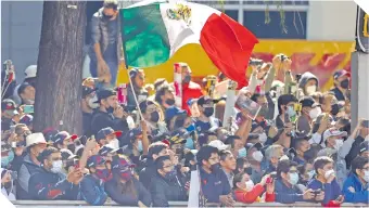  ?? ?? El público observó con una gran expectació­n al piloto tricolor durante el espectacul­ar evento.