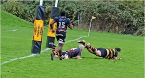  ?? ?? Xander Davis scores his try for Avon during defeat against Hornets