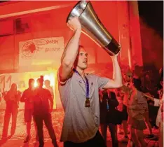  ?? Foto: Tilo Wiedensohl­er, imago ?? Luke Sikma präsentier­t nach der Rückkehr nach Berlin den Fans die Trophäe für den deutschen Meistertit­el.