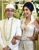  ?? FEDRIK TARIGAN/JAWA POS ?? JUST MARRIED: Wajah bahagia Zivanna Letisha dan Haries Argareza setelah melangsung­kan ijab kabul kemarin.