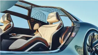  ??  ?? Simplicité ergonomiqu­e pour l’Opel GT X Experiment­al. À dr., l’écologique Bentley EXP 100 GT.