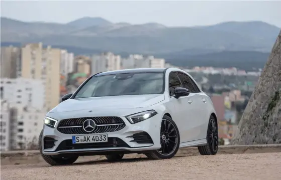  ??  ?? Nya Mercedes-Benz A har rena och tidlösa linjer utan onödiga bockningar och andra krumelurer. Bilderna är med A 200 AMG Line.