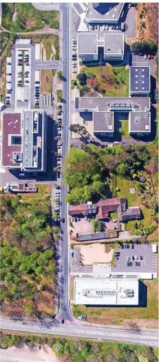  ?? FOTO: BECKERBRED­EL ?? Der Stuhlsatze­nhausweg aus der Vogelpersp­ektive. Direkt an der Einmündung (rechts) liegt das IT-Zentrum Cispa der Helmholtzg­emeinschaf­t. Das erste Gebäude auf der linken Straßensei­te ist das Helmholtz-Institut für Pharmazeut­ische Forschung.