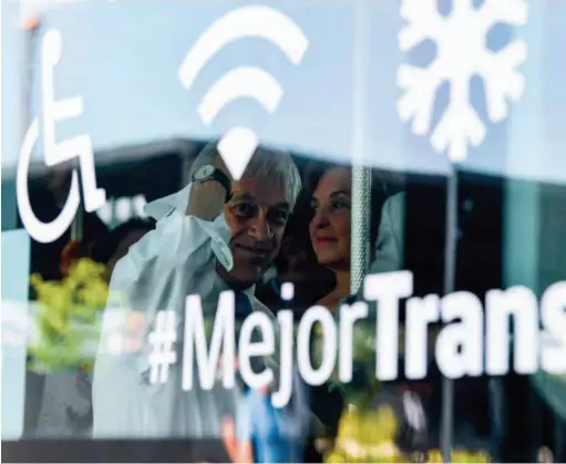  ??  ?? December 13, 2018: Chilean President Sebastian Pinera (left) takes a ride on an electric bus made by Chinese automaker BYD at O’higgins Park in Santiago, the capital of Chile. Xinhua