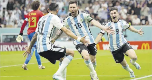  ?? Reuters / Pedro Nunes ?? Leo Messi celebra su gol ante México junto a Di María y Julián Álvarez.