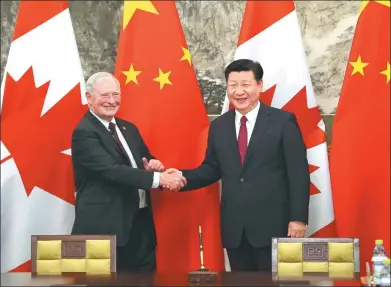  ?? WU ZHIYI / CHINA DAILY ?? President Xi Jinping and Governor General David Johnston of Canada witness the signing of cooperativ­e documents at Diaoyutai State Guesthouse in Beijing on Thursday, Xi said the two nations have wide common interests.