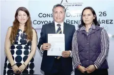  ??  ?? Manuel Negrete presentó la impugnació­n sin el acompañami­ento del PRD, PAN ni MC; en la imagen, cuando recibió su constancia de mayoría.