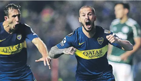  ?? FOTOS: AFP ?? Darío Benedetto celebra con mucha euforia sus goles. El delantero, que hace un tiempo se fracturó, ingresó de cambio en el partido.