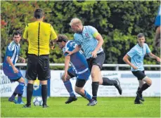  ?? SZ-FOTO: MAS ?? Einmal mehr muss die TSG Ehingen (Valentin Gombold, Mitte, hier beim Schmiechta­l-Cup gegen den FC Schmiechta­l) in der Bezirkslig­a Donau auswärts ran. Der Landesliga-Absteiger ist bei den SF Hundersing­en zu Gast.