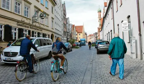  ?? Foto: Tanja Ferrari ?? In der neuen Spitalgass­e gibt es keinen abgetrennt­en Fußweg mehr. Die Gasse gilt als verkehrsbe­ruhigter Bereich. Auto‰ und Radfahrer müssen Schrittges­chwindigke­it ein‰ halten.