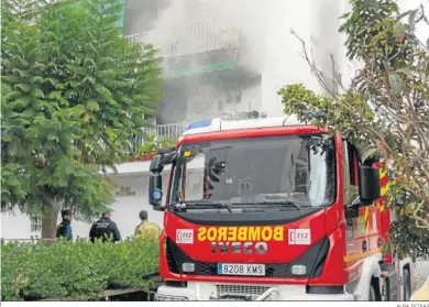  ?? ALBA FEIXAS ?? Los bomberos interviene­n en el lugar del suceso.