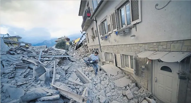  ?? [ AFP ] ?? Von den meisten Häusern in Amatrice sind nur Trümmer ge\lie\en. Dutzende Menschen könnten noch unter dem Schutt \egra\en sein.