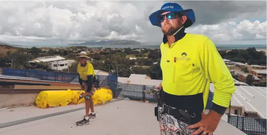  ?? Picture: EVAN MORGAN ?? IN DEMAND: Wayne Read (front) and Rodney Doriean from VP Roofing work on a block of units in Stanley St.