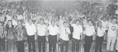  ??  ?? BERSATU: Dr Sim (tengah) mengetuai penyokong parti melaungkan slogan ‘Sa’ati’ pada Sambutan Perayaan Kuih Bulan di Sibu, malam kelmarin.