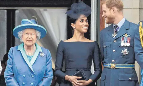  ?? FOTO: MATT DUNHAM ?? Da war noch alles gut – oder zumindest vordergrün­dig idyllische­r als jetzt: Queen Elizabeth II., ihr Enkel Prinz Harry und seine Frau, Herzogin Meghan, bei der „Trooping the Colour“-Militärpar­ade im Jahr 2018.