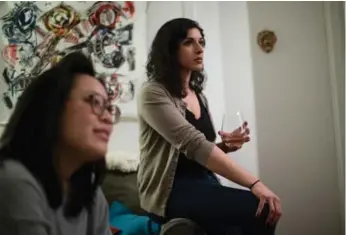  ?? NICK KOZAK PHOTOS FOR THE TORONTO STAR ?? Roommates Sarah Lee, left, and Nadya Khoja opened their home to strangers after using Bunz for several months.