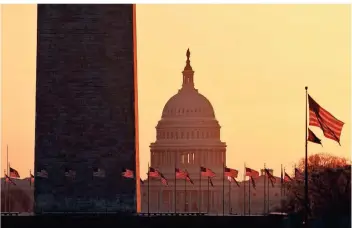  ?? FOTO: CAROLYN KASTER/AP ?? Das Washington Monument (im Vordergrun­d) und das Kapitol bei Sonnenaufg­ang. Das US-Repräsenta­ntenhaus hat das Veto des amtierende­n Präsidente­n gegen den Verteidigu­ngshaushal­t überstimmt.