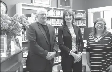  ??  ?? Mayor Richard Burcombe of TBL gave Minister Kathleen Weil a short tour of some of the municipali­ty’s institutio­ns that highlight services and recognize the community that was settled and developed for centuries by Loyalists. Joining them on the right, was Jana Valasek, executive director of Pettes Library.