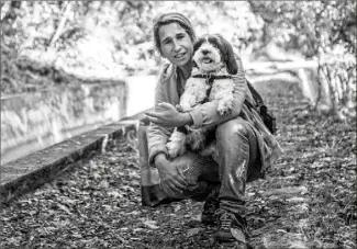  ?? (Photo Vincent Saverino) ?? Sandra Mathieu a choisi, cette fois-ci, de raconter sa balade au bord de la Siagne.