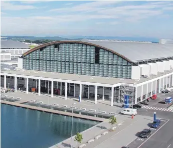  ?? FOTO: MESSE FRIEDRICHS­HAFEN ?? Könnte bald die neue Heimat des Volleyball-Rekordmeis­ters VfB Friedrichs­hafen und der YoungStars vom Bundesstüt­zpunkt werden: die „Zeppelin-Cat-Halle A1“auf dem Messegelän­de.