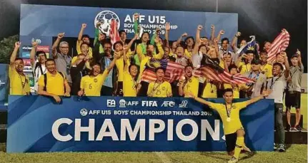 ?? (Foto FB FAM) ?? Thailand 2-1, kelmarin. bergelar juara Kejuaraan B-15 AFF di Chonburi, selepas menewaskan tuan rumah