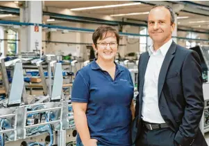  ??  ?? Jutta Schmid und Andreas Rädler vor einer Kuvertiera­nlage in der Produktion.