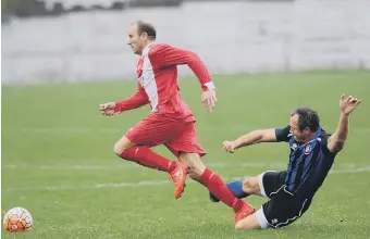  ??  ?? Hylton CW (red) on the way to a comfortabl­e win over Coxhoe Red Lion last weekend. Pictures by Tim Richardson