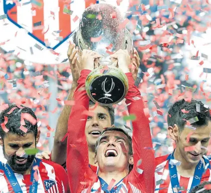  ?? AP ?? Campeones. Griezmann, también mundial, y Diego Costa, la gran figura de la final, con la Supercopa.