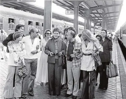  ?? EFE ?? María Casares es recibida en la estación de Chamartín el 19 de julio de 1976 por un grupo de actores