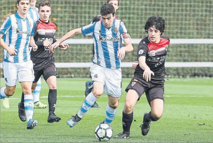  ?? FOTO: LUIS MARI UNCITI ?? El capitán del División de Honor Juvenil, Jon Magunazela­ia, conduce el balón ante un adversario del Logroñés
La cantera comenzará los entrenamie­ntos este mes tras estar cinco meses sin competir