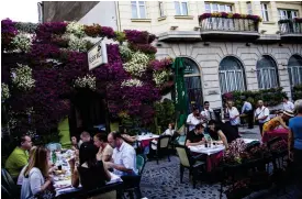  ??  ?? Skadarlija är en av Belgrads mysigaste gator full av restaurang­er.