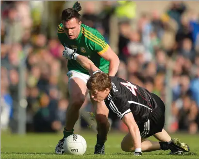  ??  ?? Charlie Harrison of Sligo in action against James McEntee of Meath. Pic: Piaras Ó Mídheach/SPORTSFILE.