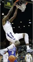  ?? JULIO CORTEZ — THE ASSOCIATED PRESS ?? Villanova forward Dhamir CosbyRound­tree dunks on Hofstra during the first half, Friday in Uniondale, N.Y. Villanova won 95-71.